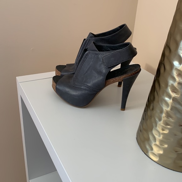 Vince Camuto, gray sandals - Picture 2 of 5